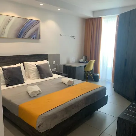 Life Suites 3*